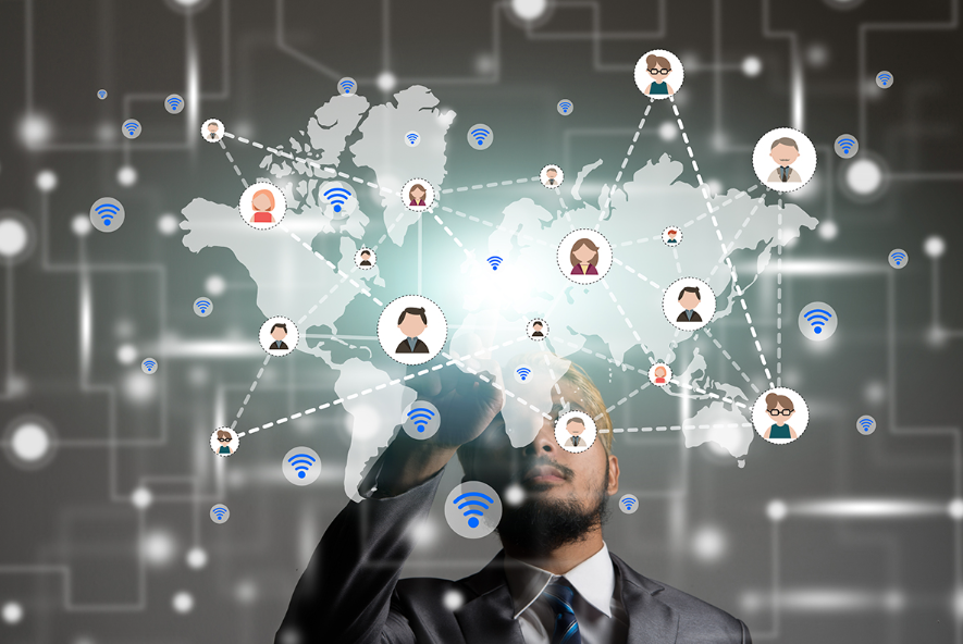 Réseau professionnel : personnes se serrant la main lors d'un événement de networking.