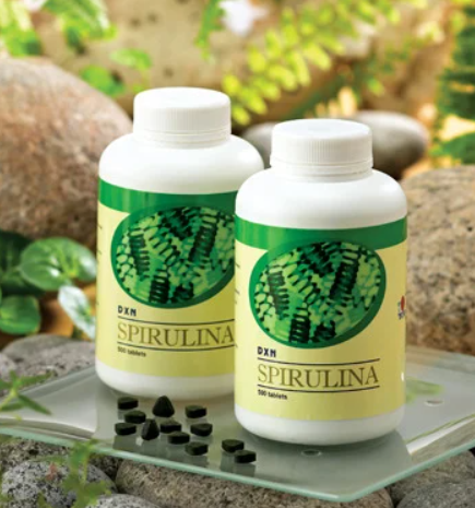 Spiruline, super aliment riche en nutriments essentiels pour la croissance des enfants et le bien-être des femmes enceintes.